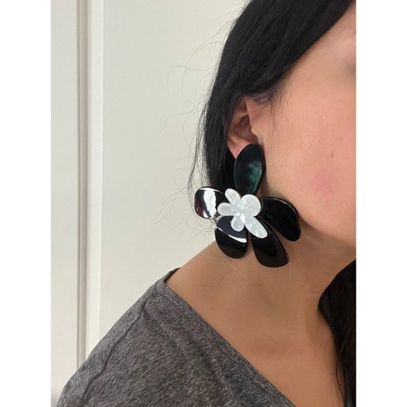 Big Black flower earrings ,black white huge  acrylic earrings , large black - Picture 4 of 6